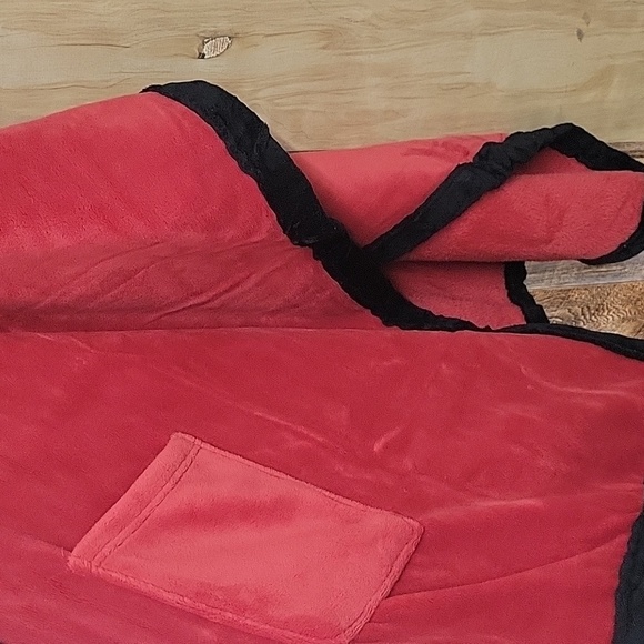 One Size NFL FALCONS Fleece Red and Black NFL Team Poncho - Picture 2 of 2